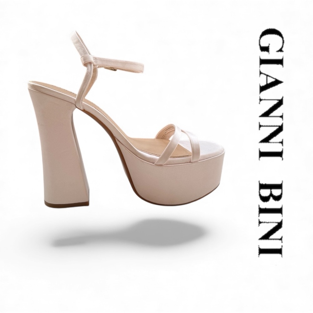 Gianni Bini NWT Platform Sandals Pink